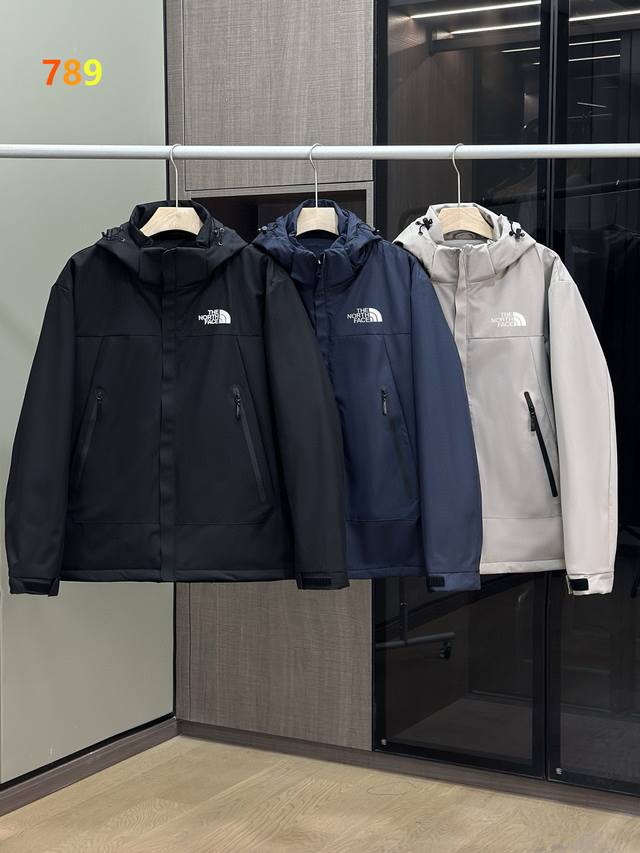 25年北面棉服帽棉衣外套！ 超强新款 户外情侣款连帽加厚羽绒棉衣外套！ 连帽设计，帽子可拆卸！ 简约大方的羽绒棉衣外套 超轻保暖，纯色设计，立体剪裁设计风格上身