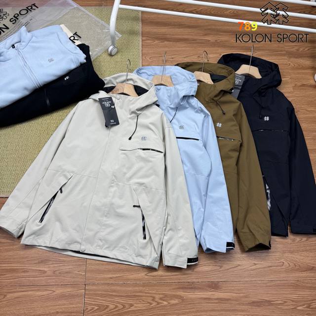 可隆Kolonsport摇粒绒连帽Logo三合一可拆卸内胆男士硬壳冲锋衣外套 外层采用Gore-Txe面料，深层防水防风，可拆卸抓绒内胆，无缝压胶技术处理，多种