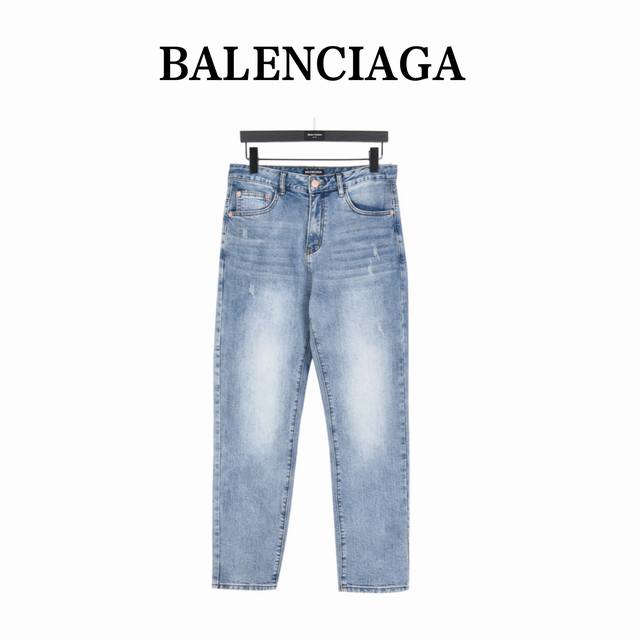 Balenciage 巴黎世家 后袋双B牛仔裤 今年为止做的最牛逼的牛仔裤，重度水洗工艺，暗藏玄机的细节非常多，这次主推的裤子无论是版型还是上身都太完美，不如去