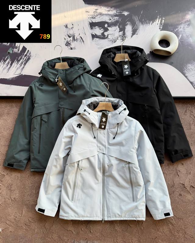 Descente 迪桑特 百搭时尚简约舒适含棉连帽夹克 棉衣 情侣款羽绒棉服 两处3D立体标 如图所示无标为假 迪桑特的火爆程度不必多说，从专业的户外登山系列到