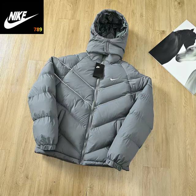 刺绣Logo！加厚保暖！不压身！ 耐克钩子连帽棉衣，帽子可拆卸！高性价比，冬季御寒保暖的王炸福利！ 尺码：M.L.Xl.2Xl 颜色：黑色，灰色 加厚羽绒棉填充