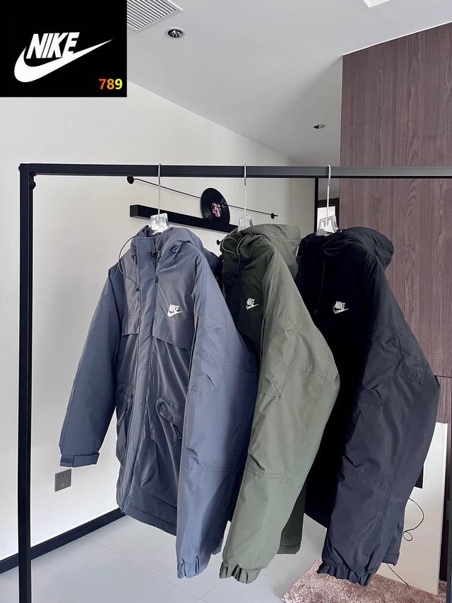 Nike耐克经典字母Logo三色户外石墨烯加厚冲锋棉服温暖上新 今年冬天最潮外套 赶快下手 真真真的是太保暖了 上身秒变时髦精 大大的版型 超级好搭 上身软软糯