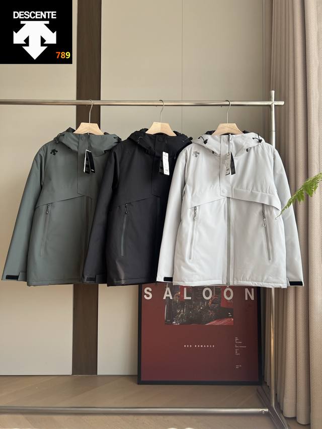 2025冬季新品，迪桑特户外男女款加厚连帽棉衣！ 新款功能性棉衣，品质 防风防水，版型超级正 上身效果极佳 挺阔有质感 户外功能防水级别 ，细节图均为实拍 ，所