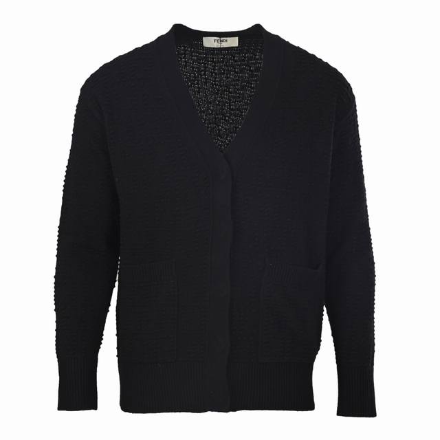 Fendi芬迪Fd 谷波提花V领针织开衫 正品22500购入，定染32支双股澳羊毛混纺毛料，采用进口织机 Soto 16针，毛料酵洗，毛料提花，定制1：1暗扣，