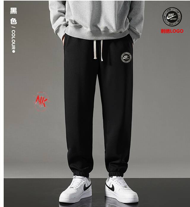 加绒+5 耐克Nike，经典Logo毛圈棉抽绳运动卫裤 老渠道精品推荐。一款绝杀的男神加绒休闲裤。女生也能Get起它的运动风格，宽松得体的造型感，上身俐落又干净