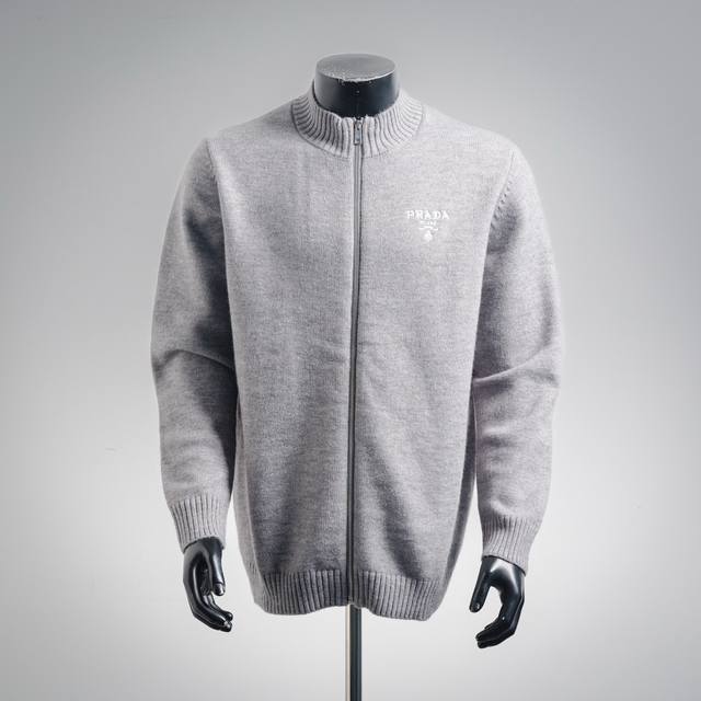 prada 普拉达25Ss针织长袖夹克毛衣外套 为您带来时尚与品质的完美结合。柔软保暖，让您感受到无与伦比的舒适度。胸前精致的Logo刺绣图案，展现品牌的高贵与