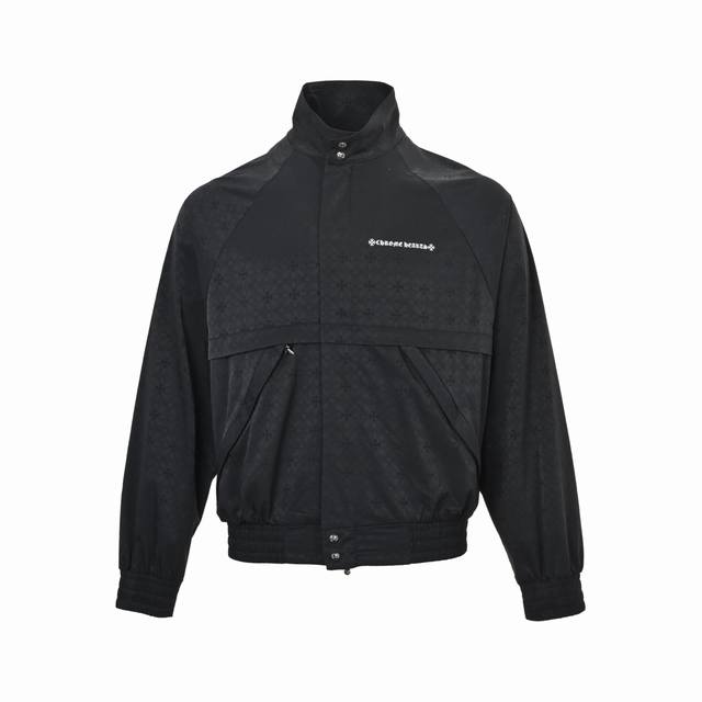Chrome Hearts 克罗心 满印暗纹拉链夹克外套 采用定制幻影花绸梭织面料，全幅Ch暗纹提花工艺，精准控制经纬交织密度与张力，呈现极强立体感。历经三次菲