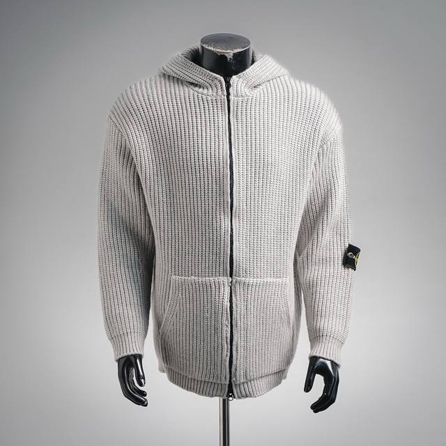 Stone Island 石头岛25Ss粗针羊绒拉链连帽开衫 原19,800购入，历时开发2个月，定制订纺粗纺羊绒面料，并经过柔顺处理，亲肤不扎，颜色历经3次染