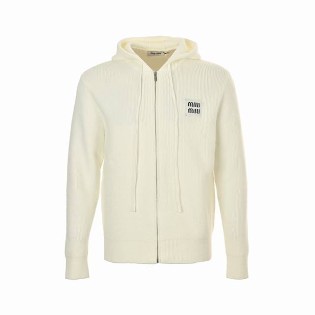 Miu Miu 缪缪 24Fw 贴布Logo刺绣拉链毛衣外套 休闲的版型设计，经典连帽外套，包容性强，弹力大不受束缚。 胸口处Logo贴布刺绣，优质羊绒针织纱线