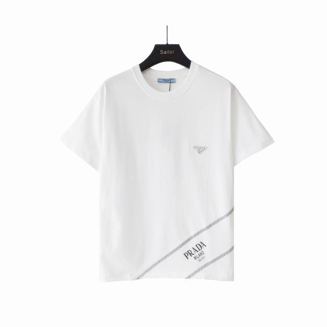 实拍细节图 +尺码表 prada 普拉达 拼接字母印花金属三角标短袖 升级，灵感源自八十年代复古 原版面料 官方同款 短袖T恤 定制 310克 同缸染面料 手感
