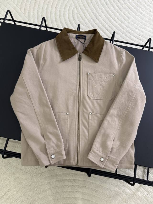 K551# 路易威登 Louis Vuitton 25Ss 口袋镂空绣花帆布外套夹克 官网同步 面料采用高密度棉质水洗帆布面料 工整有型 内里定织高端服饰专用苏