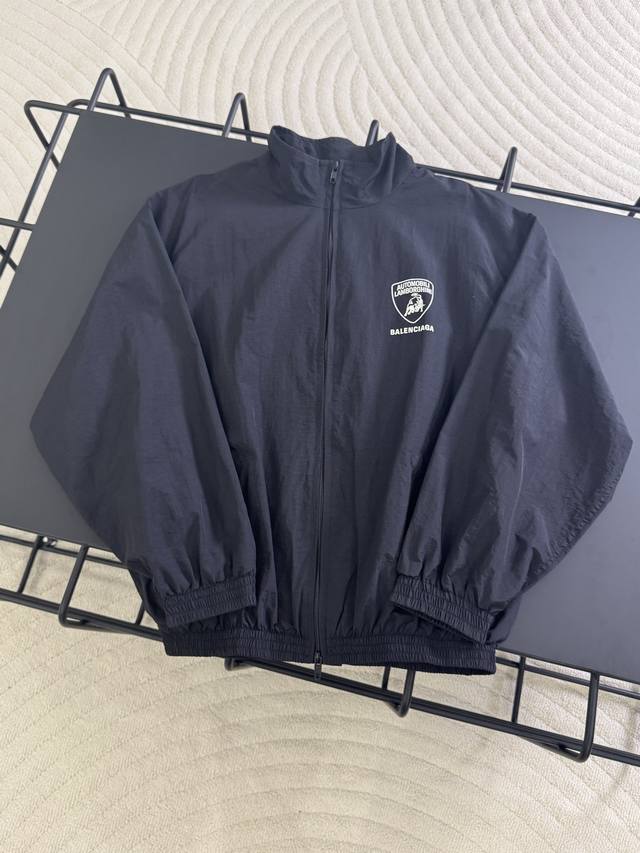K506# Balenciaga 巴黎世家 Blcg 25Ss 71兰博基尼联名印花防水冲锋衣夹克外套 正确版本 定制消光塔丝隆冲锋衣面料 面料整体做防水涂层预