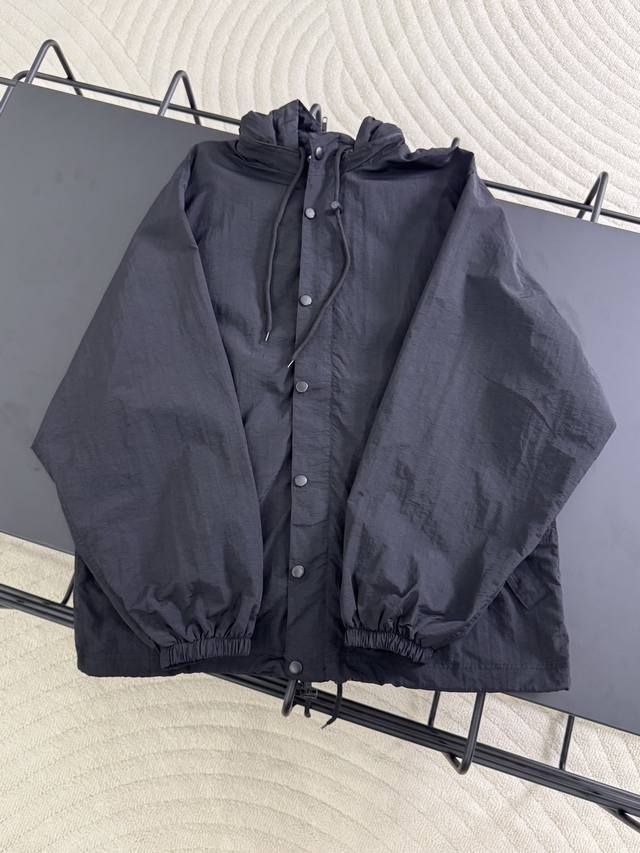 K512# Balenciaga 巴黎世家 25Ss 红色美纹纸胶带防水冲锋衣夹克外套 官网同步 面料定制消光塔丝隆冲锋衣专业面料原版一致 加三防涂层工艺 防水