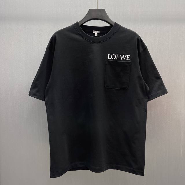 Lowe 口袋字母短T Size : S-Xl 颜色：黑色 中克重棉质丁恤。 宽松版型，标准长度 圆领 胸前贴袋 胸前Loewe 刺绣
