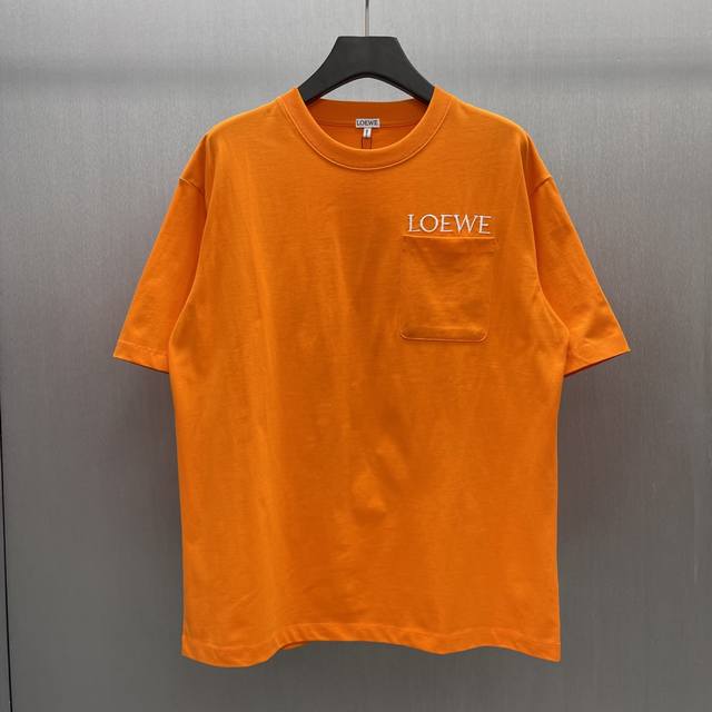 Lowe 口袋字母短T Size : S-Xl 颜色：橙色 中克重棉质丁恤。 宽松版型，标准长度 圆领 胸前贴袋 胸前Loewe 刺绣