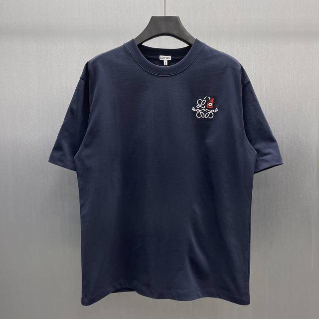 Loew 棉质宽松版型 T 恤 Size:S-Xl 颜色: 海军蓝 轻盈棉质 T 恤，胸前饰有猫眼和 Anagram 刺绣。T 恤灵感源自 Louis Wain