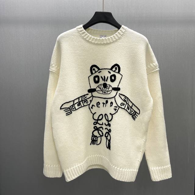 Loewe X Louis Wain机器猫羊毛毛衣 Size : S-Xl 中克重羊毛毛衣，正面饰有 Lucky Cat 和 Anagram 手工刺绣。毛衣灵感