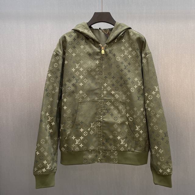 Lu 装饰连帽束腰夹克 Size : S-Xl 这款连帽束腰夹克采用棉质帆布，休闲廓形与全幅 Monogramsurplus 图案形成有趣对比。迷彩色调搭配精致