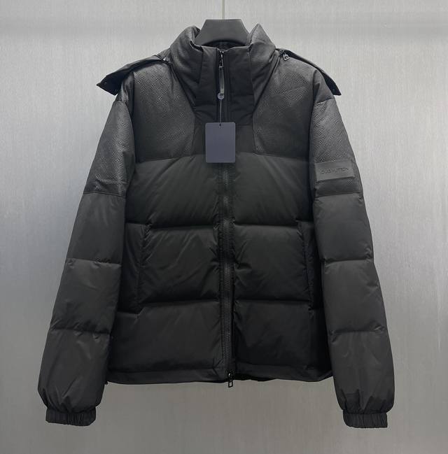 Lu 肩膀定位花纹束腰羽绒外套 Size : S-Xl 本款羽绒束腰夹克取材混合面料，可为冬日造型注入经典格调和舒适暖意。可拆卸风帽巧妙衔接衣领，标识硅酮贴饰点