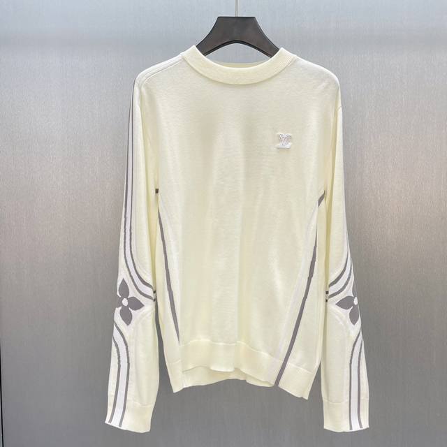 Lu 双袖四叶草针织圆领衫 Size : S-Xl 本款圆领衫取材科技绵羊毛混纺，为雪坡运动增添温暖之选，令闲适日常造型更显运动风范。衣袖与侧边处的流畅嵌花图案