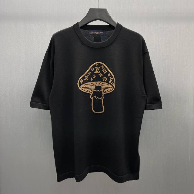 Lu蘑菇短袖嵌花圆领衫 Size : S-Xl 这款利落的 T 恤采用细腻针织棉料制成，休闲造型搭配趣味图形。其灵感源于本季的英伦乡间漫旅，正面饰有俏皮的蘑菇嵌