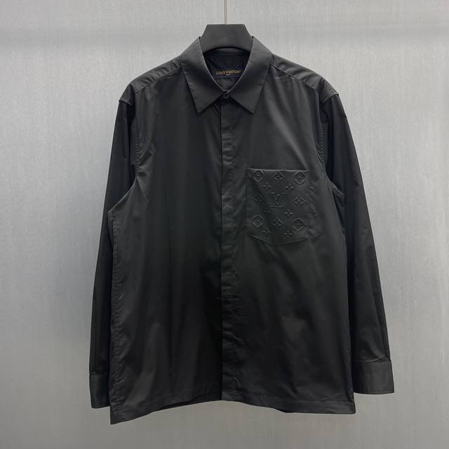 Lu 口袋压花白衬衫 Size : S-Xl 本款衬衫取材顺滑棉质府绸，以隐藏式前襟烘托简洁风范，可为夏日造型注入考究格调。胸前贴袋的 Monogram 压纹再