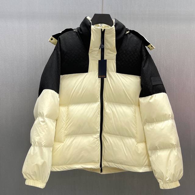 Lu 肩膀定位花纹束腰羽绒外套 Size ：S-Xl 这款实用夹克兼具温度与风格。衣身由两种近色调面料拼配，抵肩与兜帽采用 Mini Monogram 压纹材质