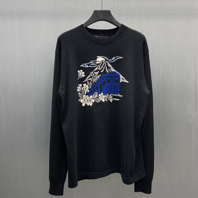 Lu 火车樱花针织圆领衫 Size : S-Xl 2025 秋冬秀场上演pharrell Wiliam 与Nigo 的共舞之作。火山口出现一辆列车四周环绕着路易