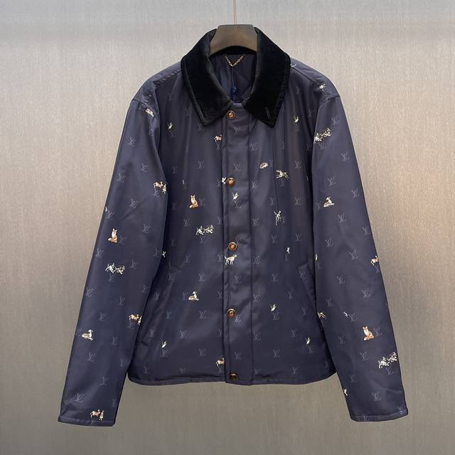 Lu 动物图案Blason衬垫夹克 Size : S-Xl 这款优雅的衬垫夹克从英伦户外传统中汲取灵感，采用科技面料，搭配柔软的灯芯绒衣领与温暖的绗缝内衬。衣身