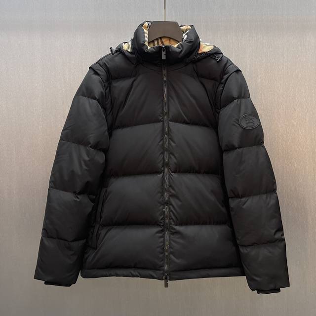 Bbr 可拆式衣袖羽绒服 Size : S-Xl 羽绒服，充盈填充鹅绒和保暖纤维。装饰品牌骑士印章贴花，灵感源自 1980 年代典藏圏案。融入可折式衣袖没汁，可