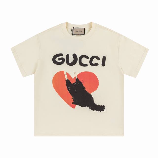 款号 ：363， Gucci新品！ 无感印花 高克重短袖 选用客供定制针织100%纯棉面打造,面料手感细腻，厚实有质感的纯棉布 高密度的机织工艺，如棉絮般柔紧致