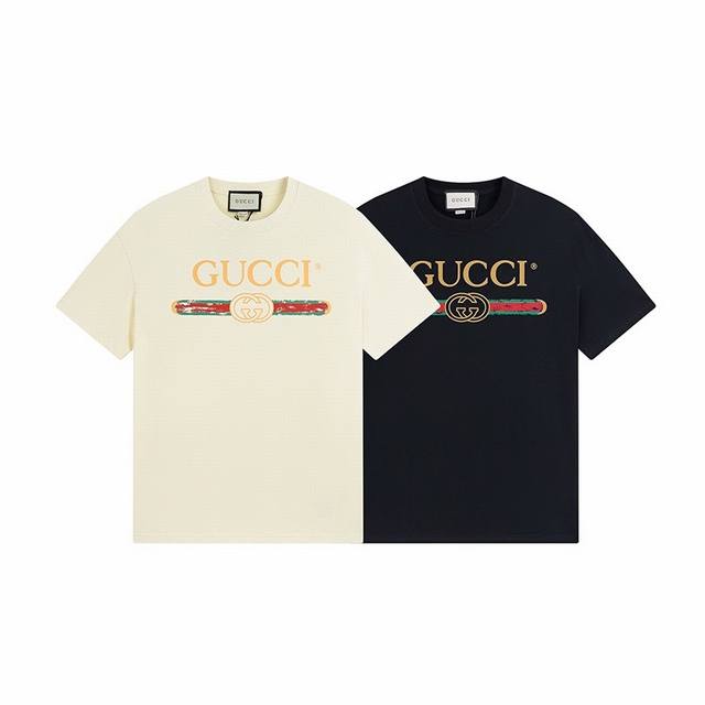 款号 ：500， Gucci新品！早春系列高克重短袖 选用客供定制针织100%纯棉面打造,面料手感细腻，厚实有质感的纯棉布 高密度的机织工艺，如棉絮般柔紧致舒适