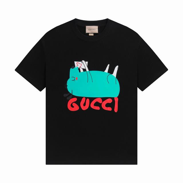 款号 ：821， Gucci新品！早春系列高克重短袖 选用客供定制针织100%纯棉面打造,面料手感细腻，厚实有质感的纯棉布 高密度的机织工艺，如棉絮般柔紧致舒适