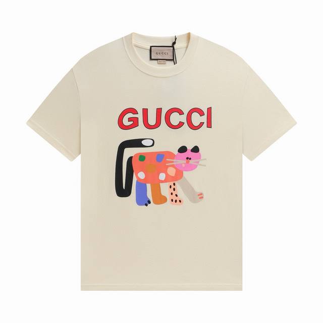 款号 ：822， Gucci新品！早春系列高克重短袖 选用客供定制针织100%纯棉面打造,面料手感细腻，厚实有质感的纯棉布 高密度的机织工艺，如棉絮般柔紧致舒适