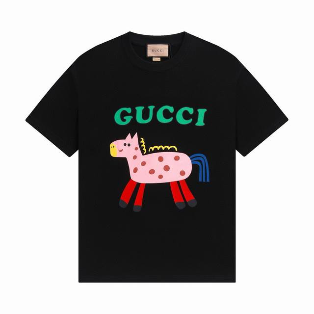 款号 ：823， Gucci新品！早春系列高克重短袖 选用客供定制针织100%纯棉面打造,面料手感细腻，厚实有质感的纯棉布 高密度的机织工艺，如棉絮般柔紧致舒适