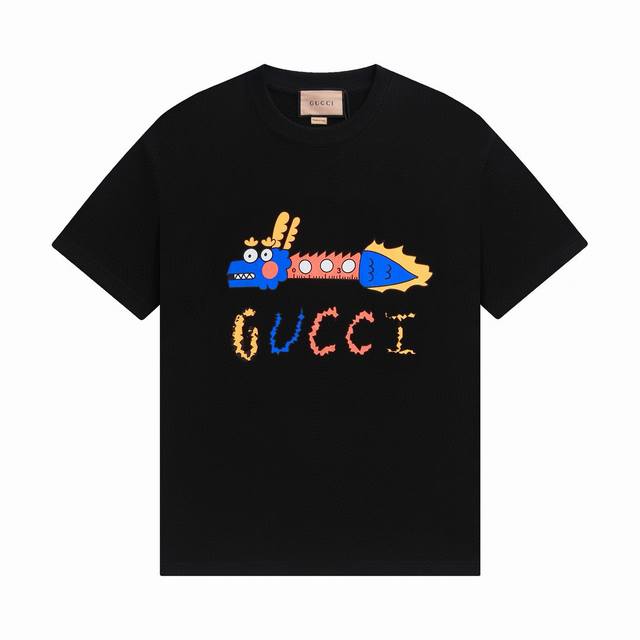 款号 ：825， Gucci新品！早春系列高克重短袖 选用客供定制针织100%纯棉面打造,面料手感细腻，厚实有质感的纯棉布 高密度的机织工艺，如棉絮般柔紧致舒适
