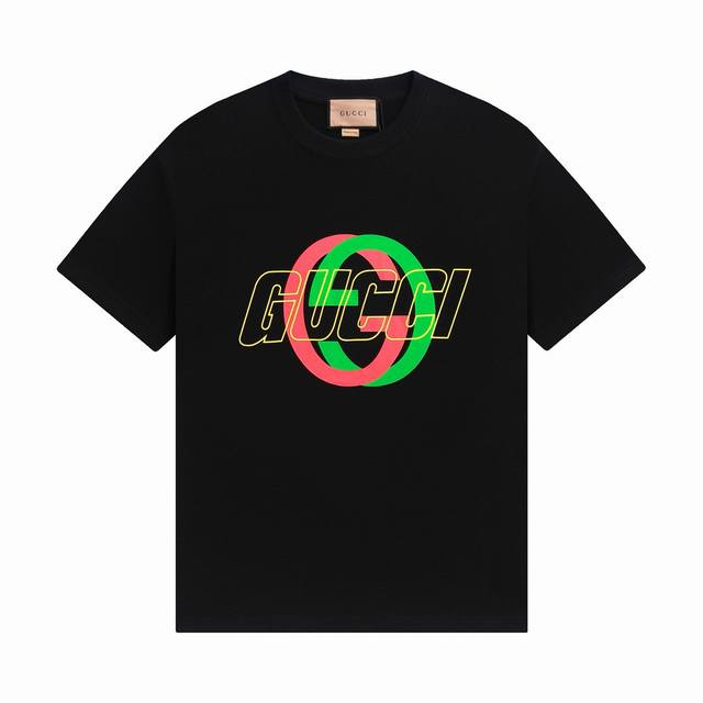 款号 ：857， Gucci新品！早春系列高克重短袖 选用客供定制针织100%纯棉面打造,面料手感细腻，厚实有质感的纯棉布 高密度的机织工艺，如棉絮般柔紧致舒适