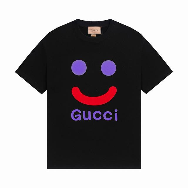 款号 ：861， Gucci新品！早春系列高克重短袖 选用客供定制针织100%纯棉面打造,面料手感细腻，厚实有质感的纯棉布 高密度的机织工艺，如棉絮般柔紧致舒适