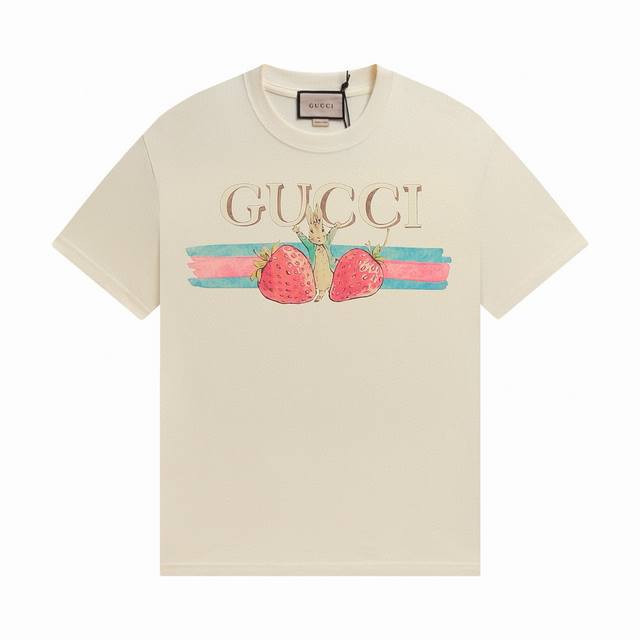 款号 ：885， Gucci新品！早春系列高克重短袖 选用客供定制针织100%纯棉面打造,面料手感细腻，厚实有质感的纯棉布 高密度的机织工艺，如棉絮般柔紧致舒适