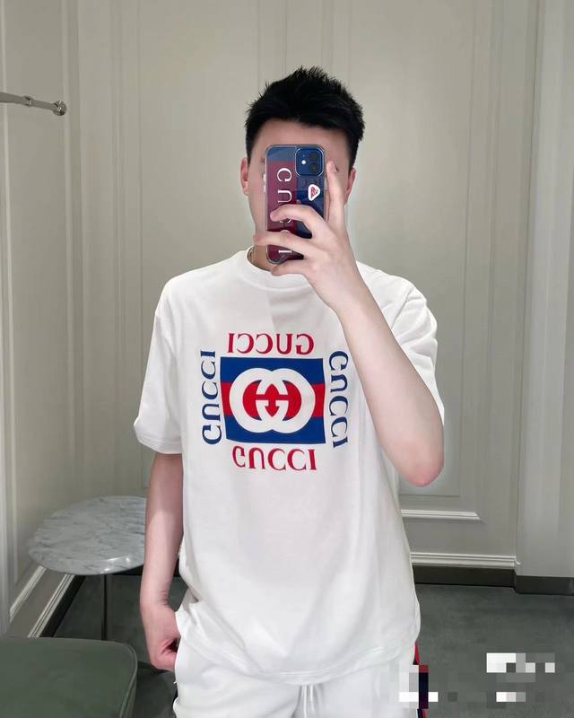 款号 ：893， Gucci新品！早春系列高克重短袖 选用客供定制针织100%纯棉面打造,面料手感细腻，厚实有质感的纯棉布 高密度的机织工艺，如棉絮般柔紧致舒适