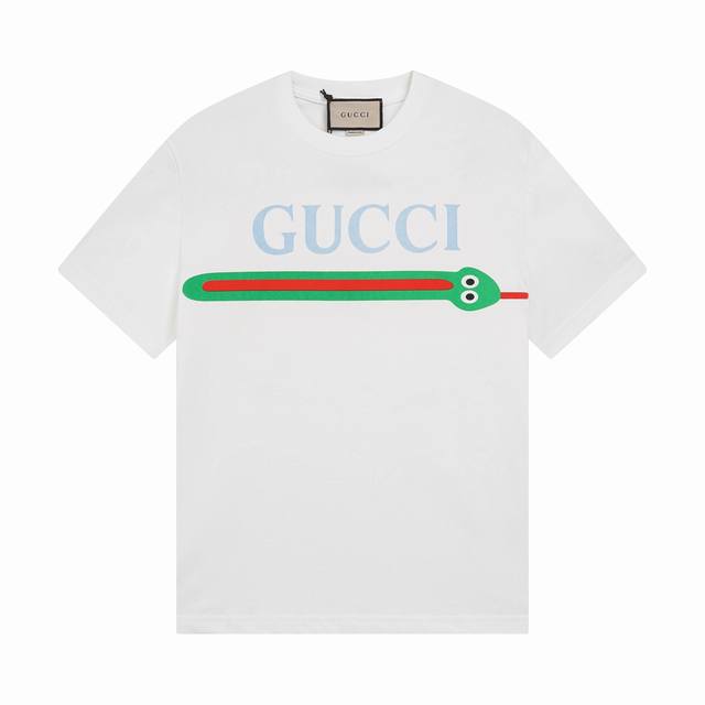 款号 ：300， Gucci新品！ 生肖蛇 早春系列高克重短袖 选用客供定制针织100%纯棉面打造,面料手感细腻，厚实有质感的纯棉布 高密度的机织工艺，如棉絮般
