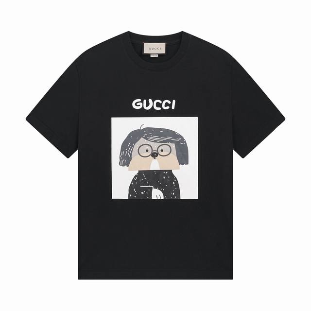 款号 ：323， Gucci新品！早春系列高克重短袖 选用客供定制针织100%纯棉面打造,面料手感细腻，厚实有质感的纯棉布 高密度的机织工艺，如棉絮般柔紧致舒适