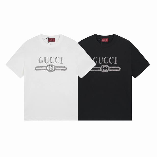 款号 ：334， Gucci新品！ 烫钻 早春系列高克重短袖 选用客供定制针织100%纯棉面打造,面料手感细腻，厚实有质感的纯棉布 高密度的机织工艺，如棉絮般柔