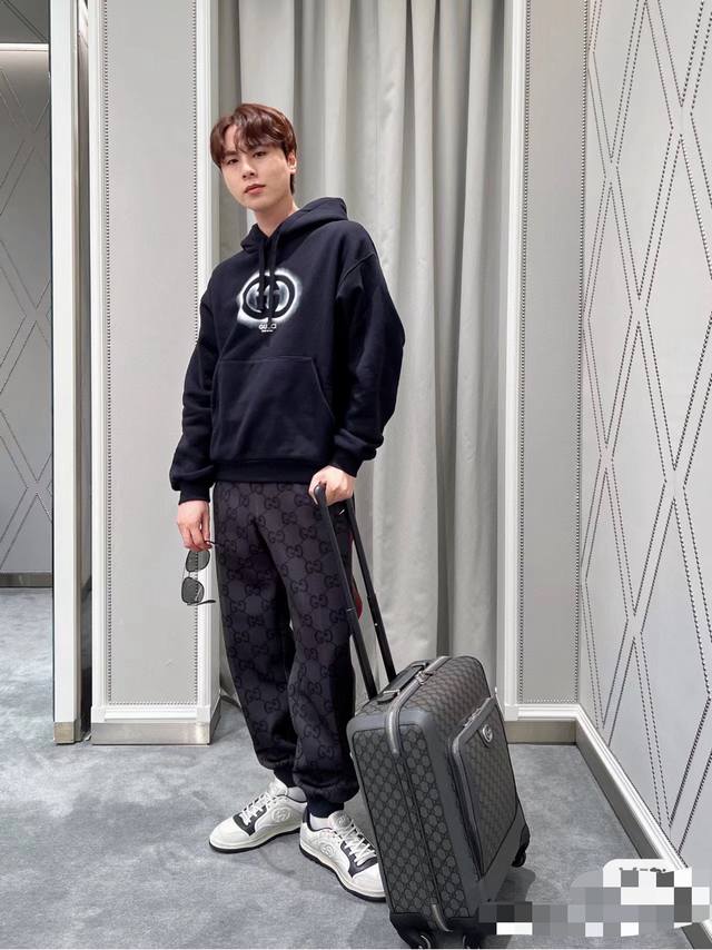 款号：626， Gucci新品！ 秋冬系列高克重卫衣 选用客供定制针织100%纯棉面打造,面料手感细腻，厚实有质感的纯棉布 高密度的机织工艺，如棉絮般柔紧致舒适