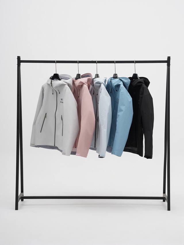 款号：402， 鸟家冲锋衣，贝塔Lt系列。 软壳 内里压胶，Ykk拉链 等等，最顶的品质，随意对比。 尺码：S.M.L.Xl.Xxl 颜色：黑色，白灰，幸运粉，