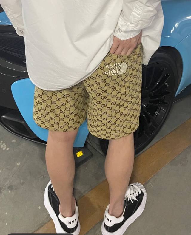款号：572， G家联名北面老花短裤，后贴袋刺绣，超级重工原版1:1提花面料很挺括，不是那种错版的印花版本，低调奢华，男女同款。 尺码：S.M.L.Xl.