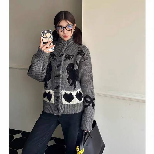 灰色上身图 Open Yy 韩国小众品钩花撞色猫咪小狗立领羊毛针织外套 定制复古牛角扣 设计感慵懒风 男女同款 此款虽是粗棒针毛衣 但一点不显臃肿 上身面料柔软