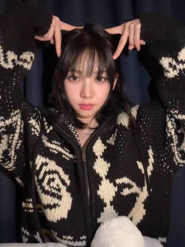 黑色上身图 Open Yy 韩国小众品钩花撞色小鹿玫瑰花羊毛针织拉链连帽外套 设计感慵懒风 男女同款 此款虽是粗棒针毛衣 但一点不显臃肿 上身面料柔软舒适百搭