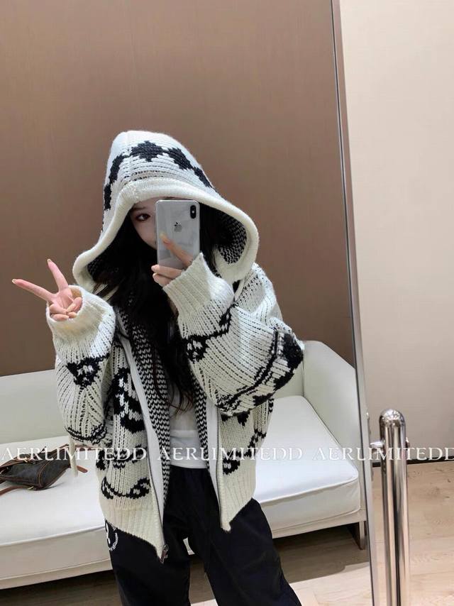 米白色上身图 Open Yy 韩国小众品钩花撞色小鹿玫瑰花羊毛针织拉链连帽外套 设计感慵懒风 男女同款 此款虽是粗棒针毛衣 但一点不显臃肿 上身面料柔软舒适百搭