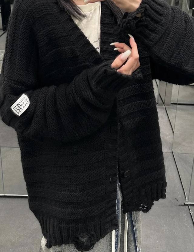 黑色上身图 Mm6马吉拉25Ss新款数字袖标破坏针织衫毛衣开衫 款号：6608 p价： 尺码：S M L 颜色：黑色 灰色 3针工艺粗磅有形，宽大版型，正反针坑